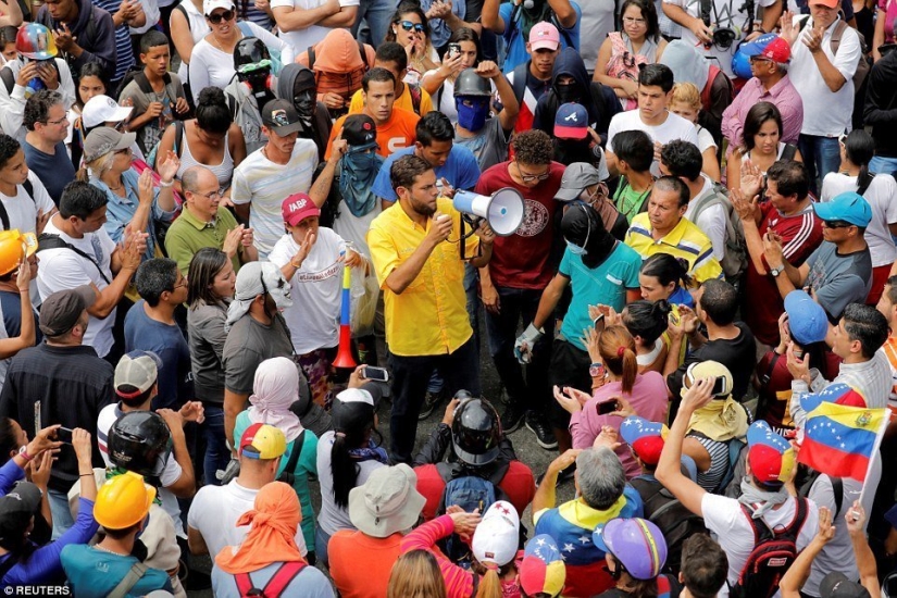 Chicken for a bag of money: photos illustrating the prices of goods in Venezuela