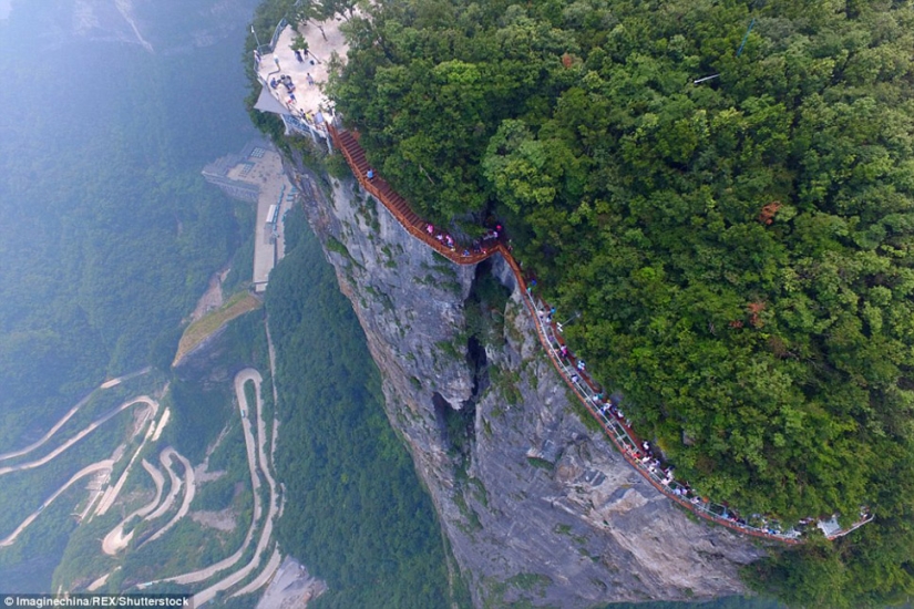 China ha abierto un nuevo puente de cristal sobre el abismo, que no todos se atreverán a cruzar