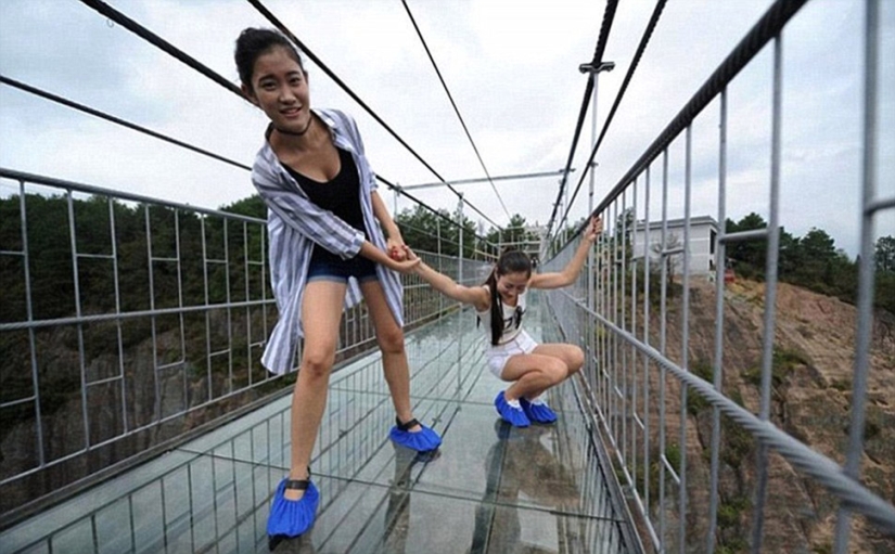 China ha abierto un nuevo puente de cristal sobre el abismo, que no todos se atreverán a cruzar