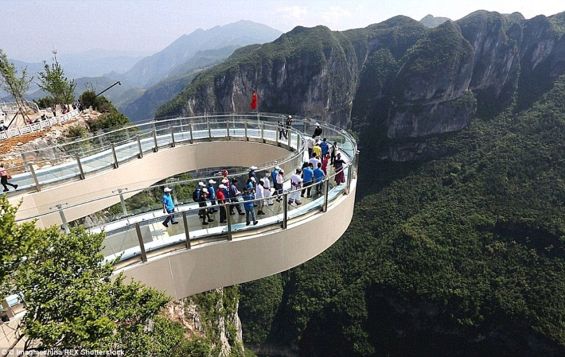 China ha abierto un nuevo puente de cristal sobre el abismo, que no todos se atreverán a cruzar