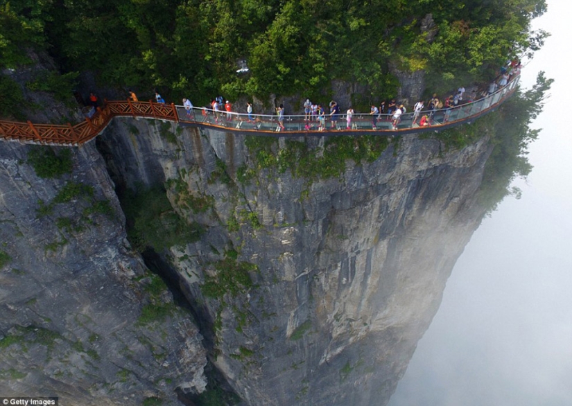 China ha abierto un nuevo puente de cristal sobre el abismo, que no todos se atreverán a cruzar