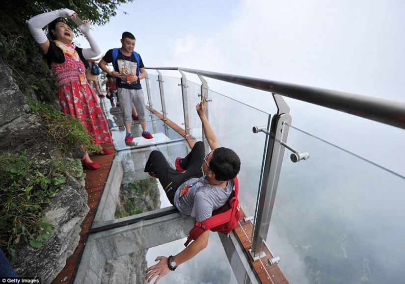 China ha abierto un nuevo puente de cristal sobre el abismo, que no todos se atreverán a cruzar