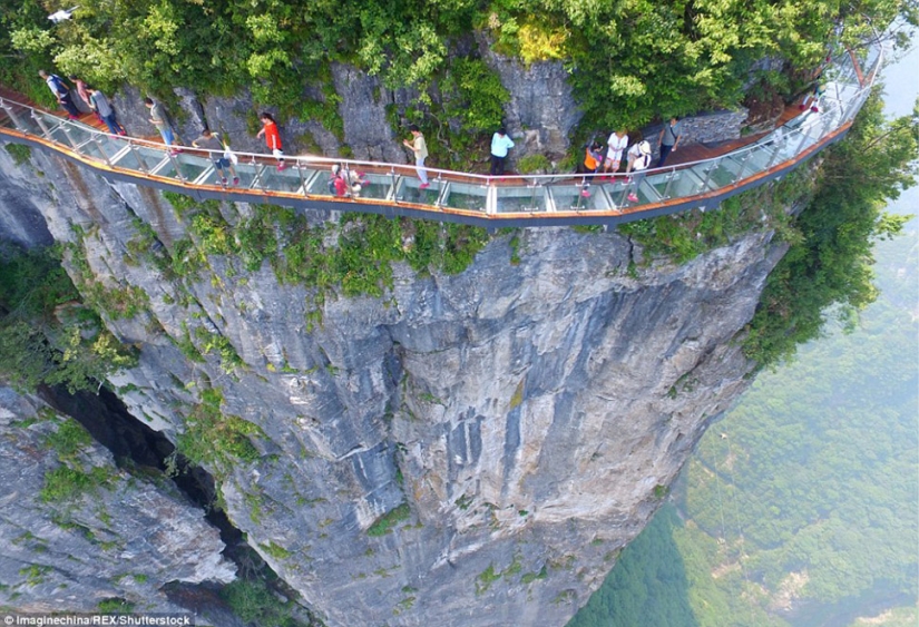 China ha abierto un nuevo puente de cristal sobre el abismo, que no todos se atreverán a cruzar
