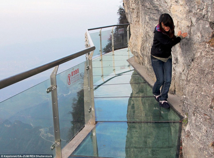 China ha abierto un nuevo puente de cristal sobre el abismo, que no todos se atreverán a cruzar