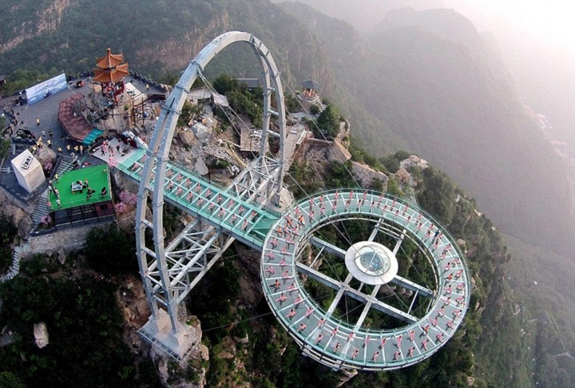 China ha abierto un nuevo puente de cristal sobre el abismo, que no todos se atreverán a cruzar