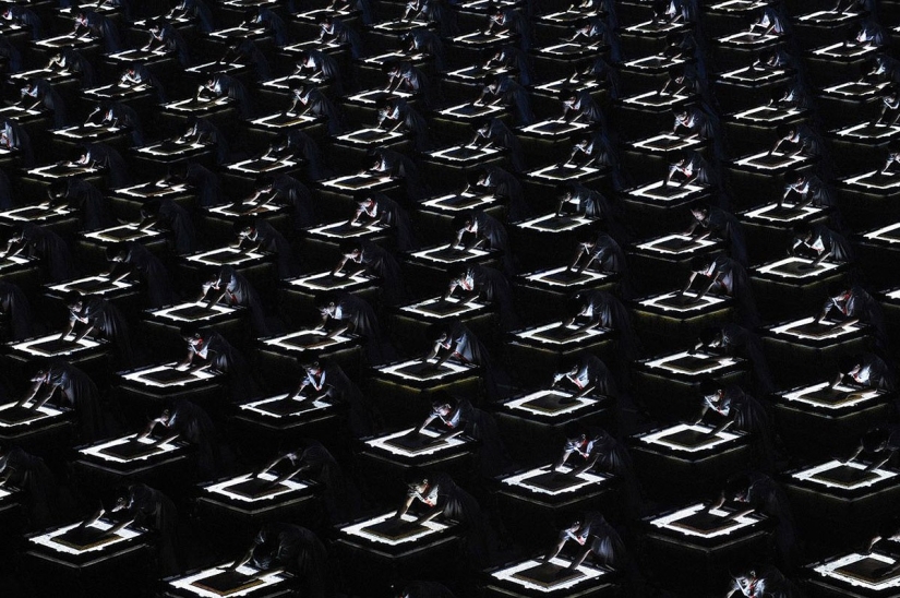 China: the art of the crowd