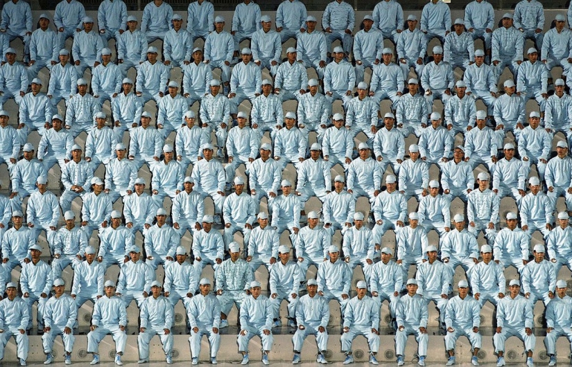 China: the art of the crowd