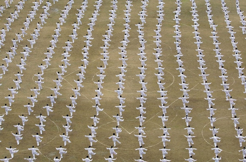 China: the art of the crowd