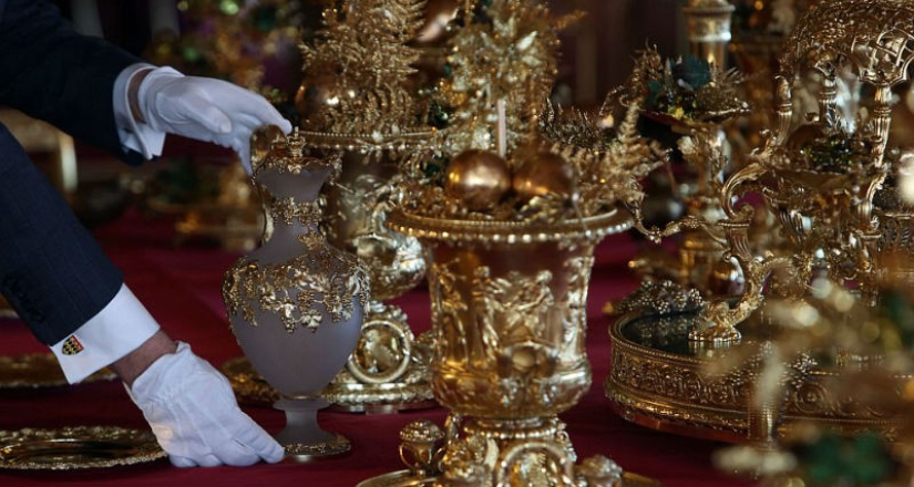 Christmas royally: Elizabeth II's castle was decorated for the holiday