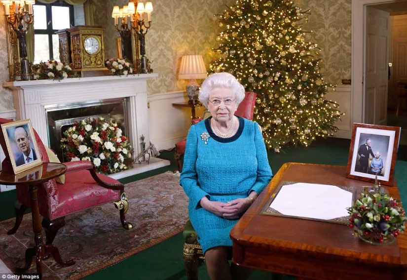 Christmas royally: Elizabeth II's castle was decorated for the holiday