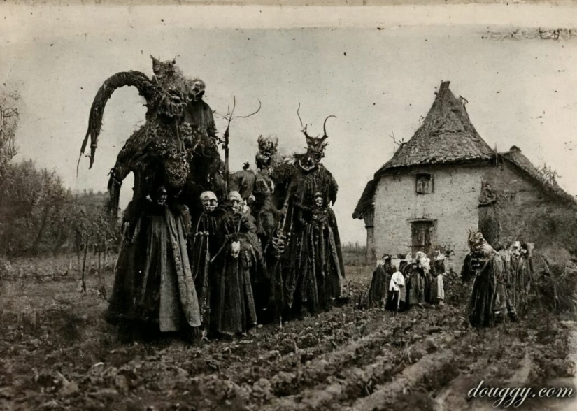 Chthon and darkness in the paintings of Lovecraftian Douggy Pledger