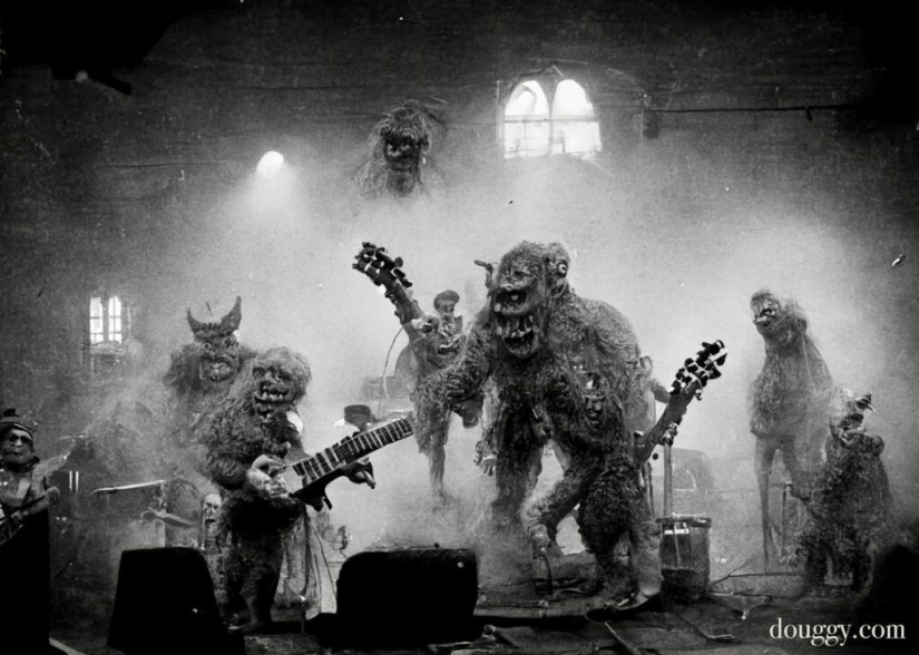 Chthon and darkness in the paintings of Lovecraftian Douggy Pledger