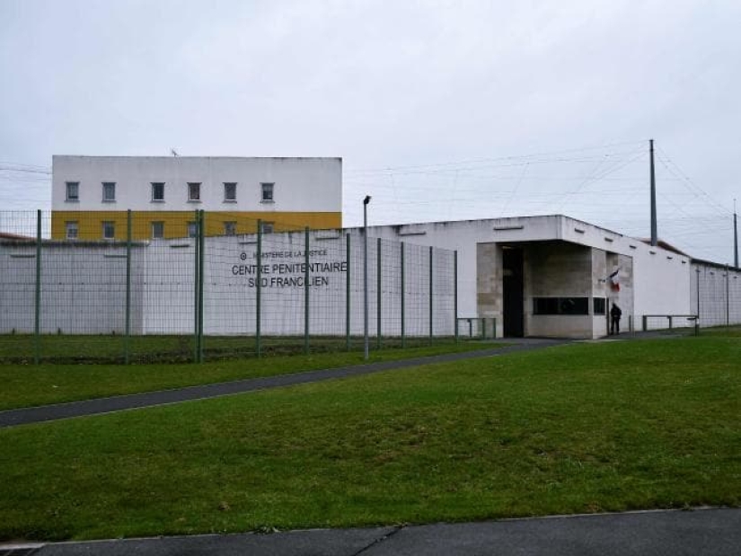 Cinematic escape: French gangster escaped from prison by helicopter