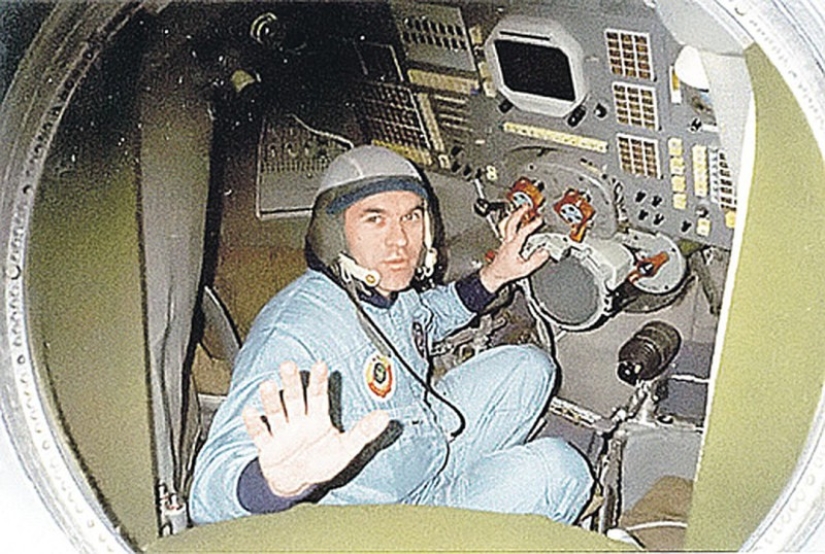 Cómo beber coñac y hacer huelga en el espacio: historias aterradoras, divertidas y misteriosas de astronautas