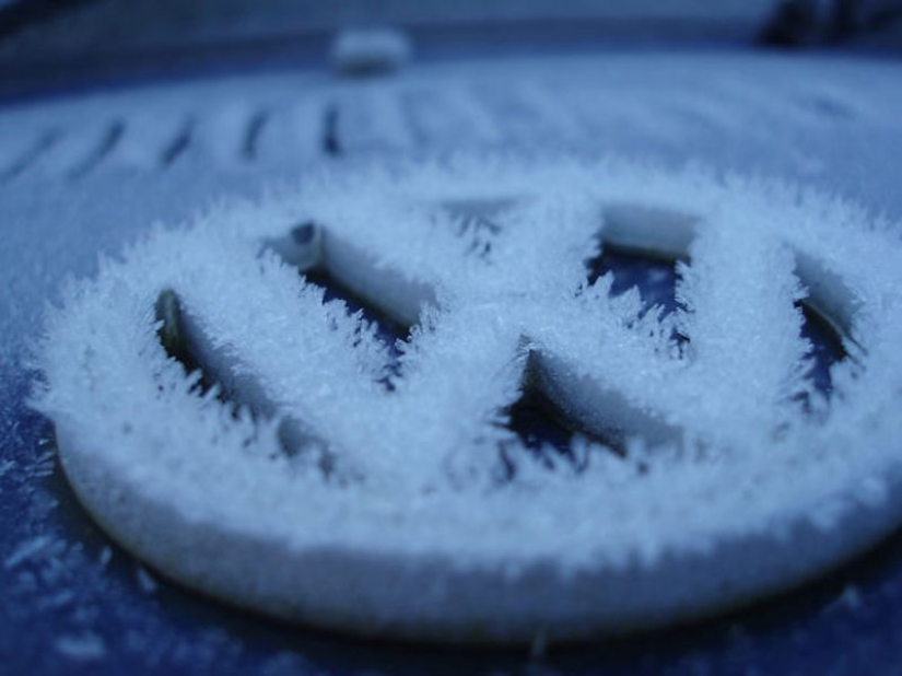 Cómo el invierno convierte los coches en obras de arte