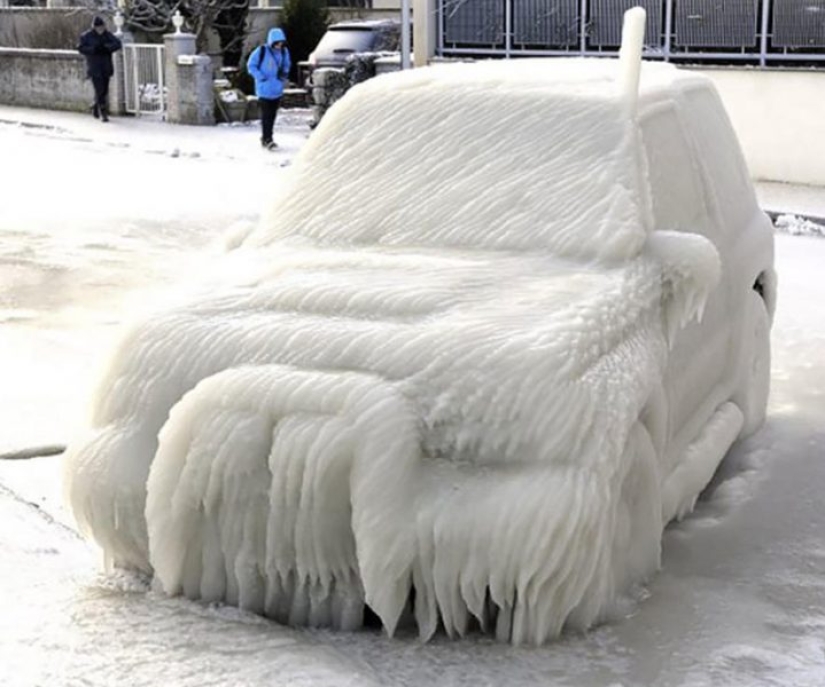 Cómo el invierno convierte los coches en obras de arte