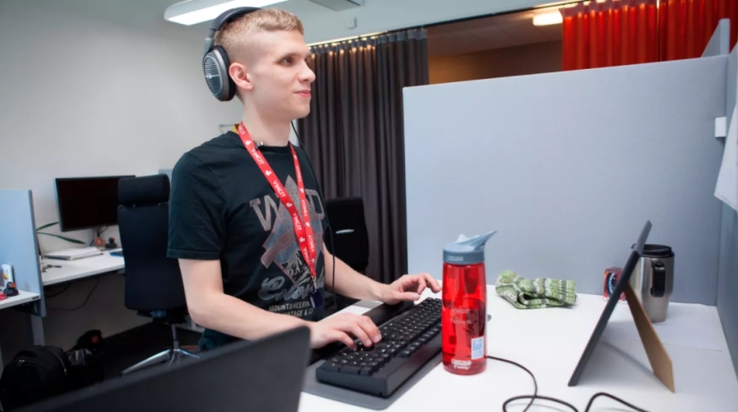¿Cómo funciona el trabajo de un programador ciego de Finlandia?