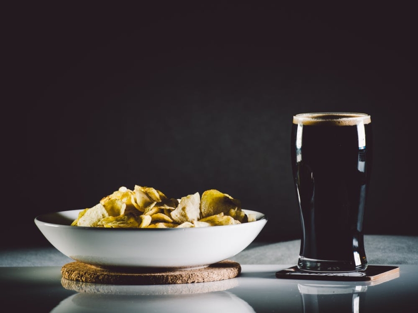 Cómo llevar un estilo de vida saludable con cerveza, manteca de cerdo y sin dos litros de agua al día