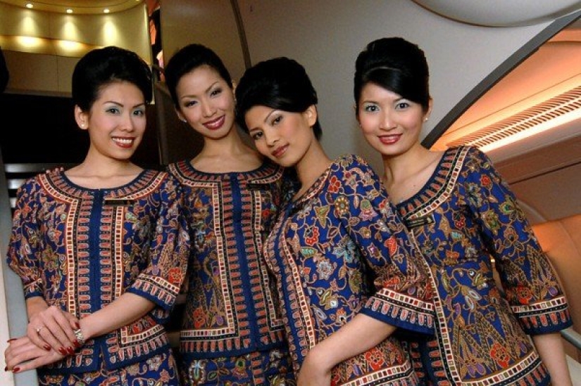 ¿Cómo se ve el uniforme de los asistentes de vuelo en diferentes aerolíneas? ¿Cómo se ve el uniforme de los asistentes de vuelo en diferentes aerolíneas?