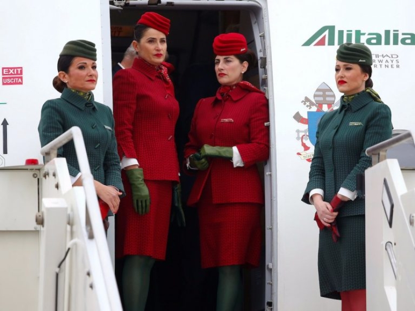 ¿Cómo se ve el uniforme de los asistentes de vuelo en diferentes aerolíneas? ¿Cómo se ve el uniforme de los asistentes de vuelo en diferentes aerolíneas?