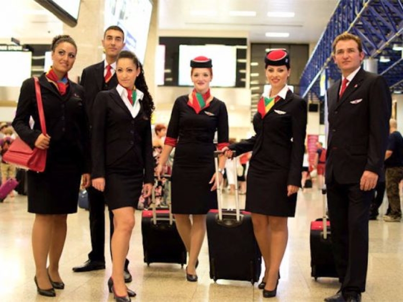 ¿Cómo se ve el uniforme de los asistentes de vuelo en diferentes aerolíneas? ¿Cómo se ve el uniforme de los asistentes de vuelo en diferentes aerolíneas?