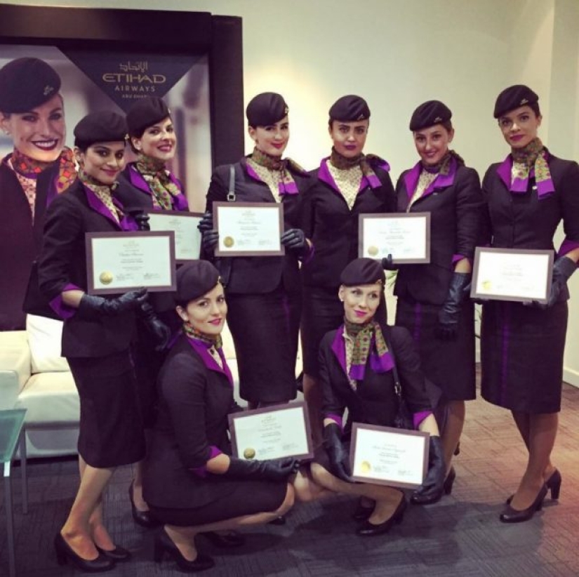¿Cómo se ve el uniforme de los asistentes de vuelo en diferentes aerolíneas? ¿Cómo se ve el uniforme de los asistentes de vuelo en diferentes aerolíneas?
