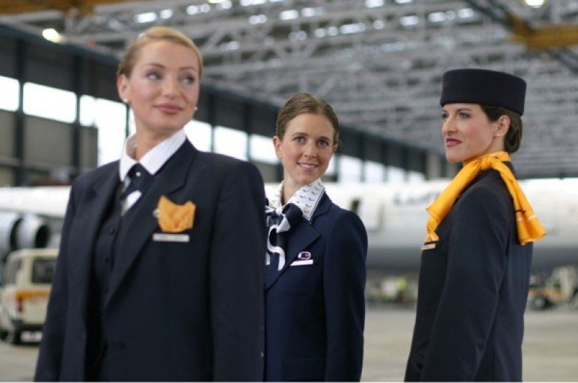 ¿Cómo se ve el uniforme de los asistentes de vuelo en diferentes aerolíneas? ¿Cómo se ve el uniforme de los asistentes de vuelo en diferentes aerolíneas?