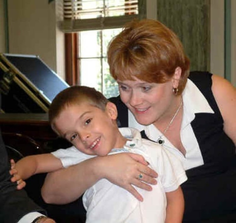 Cómo se ve hoy el niño de la famosa foto "La mano de la esperanza"