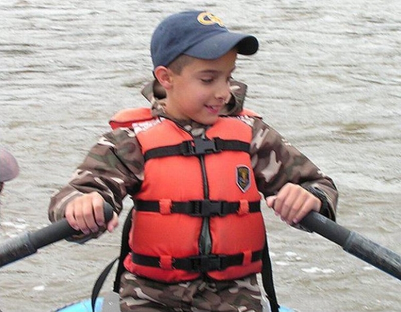 Cómo se ve hoy el niño de la famosa foto "La mano de la esperanza"
