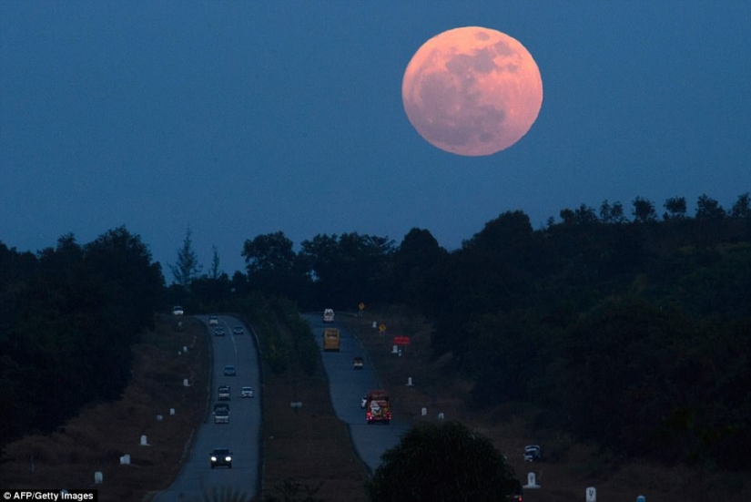 Cómo se veía la superluna en Estados Unidos, España, Reino Unido y Myanmar
