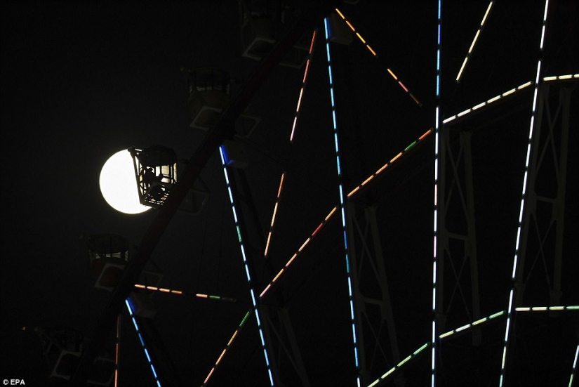 Cómo se veía la superluna en Estados Unidos, España, Reino Unido y Myanmar