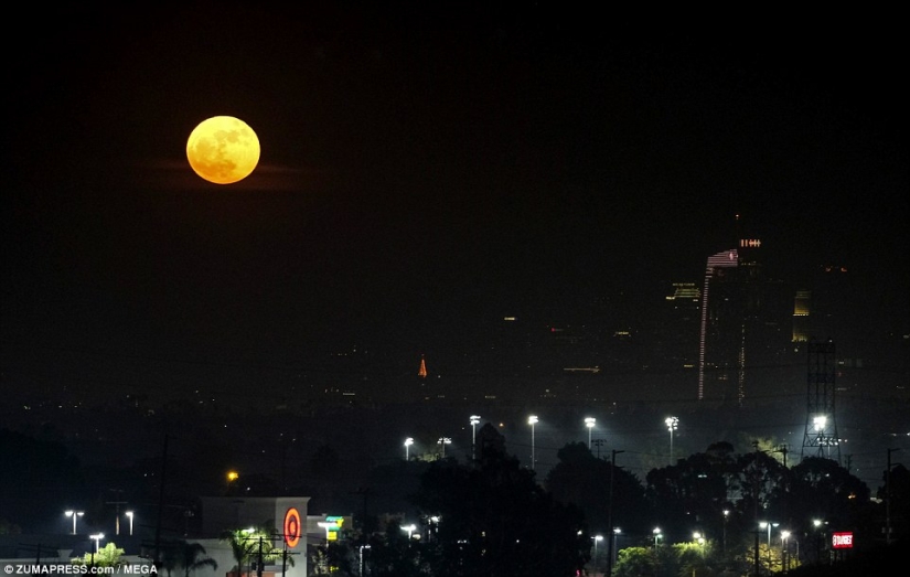 Cómo se veía la superluna en Estados Unidos, España, Reino Unido y Myanmar