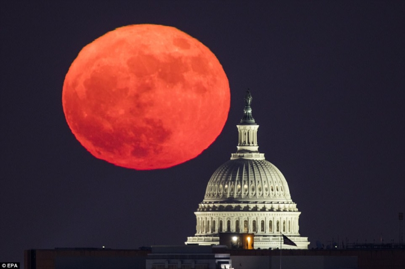 Cómo se veía la superluna en Estados Unidos, España, Reino Unido y Myanmar