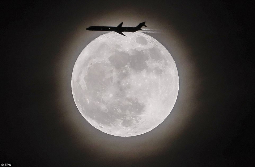Cómo se veía la superluna en Estados Unidos, España, Reino Unido y Myanmar