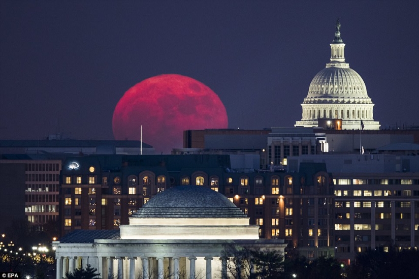 Cómo se veía la superluna en Estados Unidos, España, Reino Unido y Myanmar