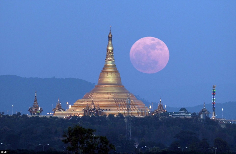 Cómo se veía la superluna en Estados Unidos, España, Reino Unido y Myanmar