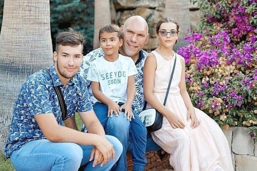 Cómo son la esposa y los hijos del político y boxeador Nikolai Valuev Cómo son la esposa y los hijos del político y boxeador Nikolai Valuev