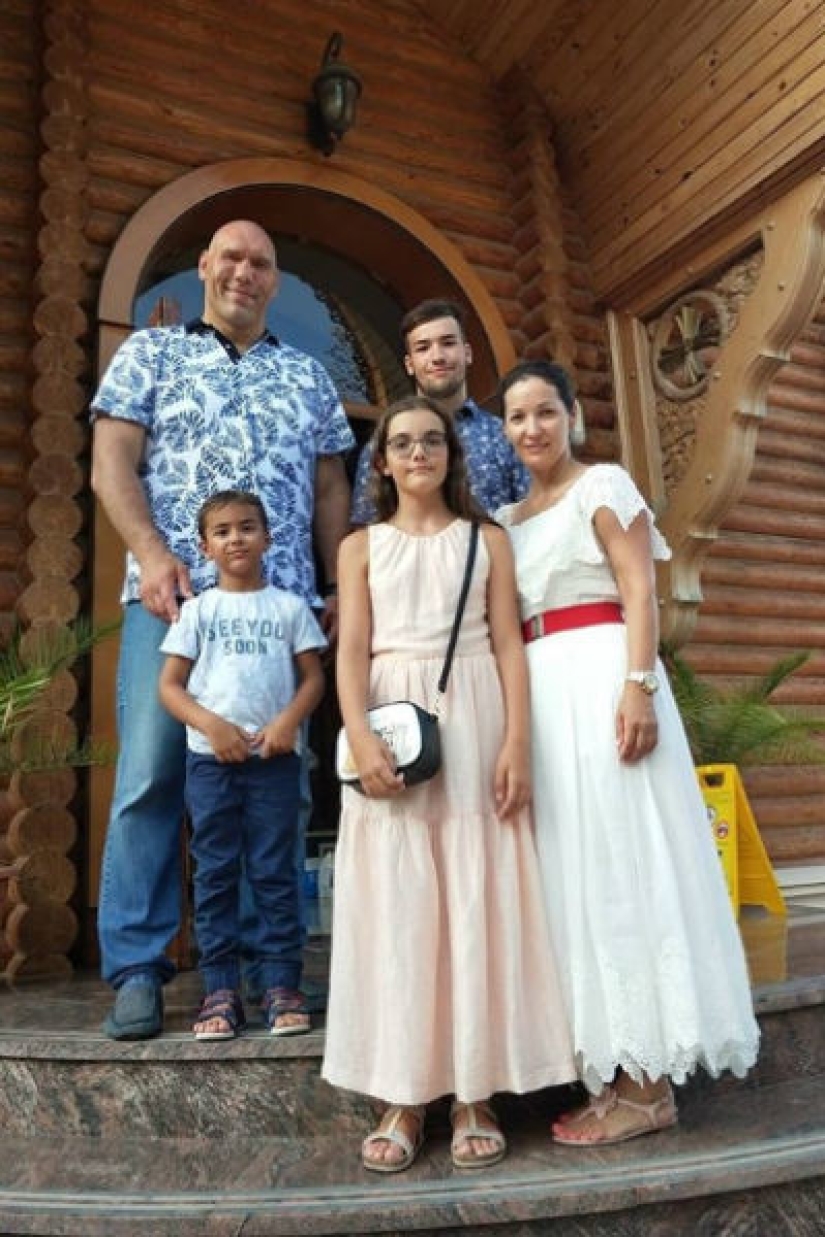 Cómo son la esposa y los hijos del político y boxeador Nikolai Valuev Cómo son la esposa y los hijos del político y boxeador Nikolai Valuev