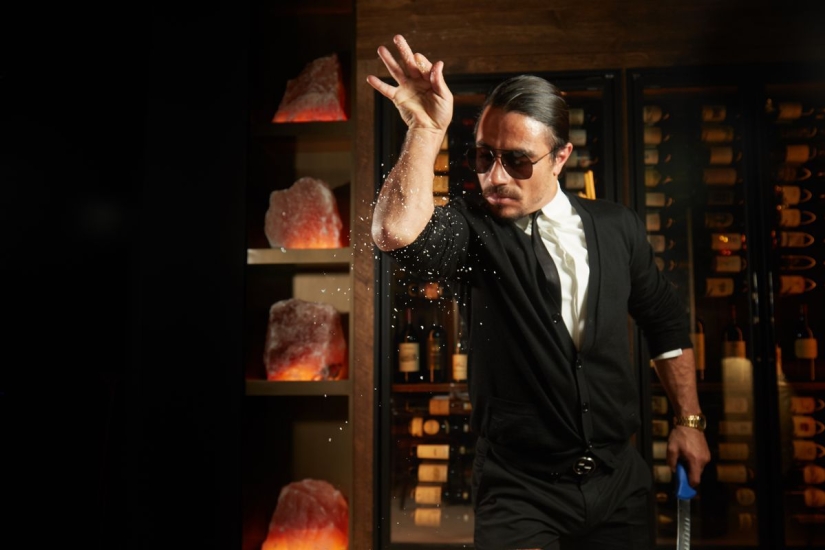 Cómo un simple cocinero se convirtió en una estrella y alimentó a Kadyrov con un cuchillo: el camino de Salt Bae a la fama mundial