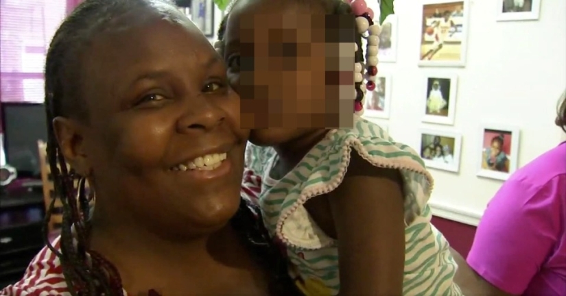 Cómo una mujer estadounidense vive en su propio pequeño harén con cuatro hombres
