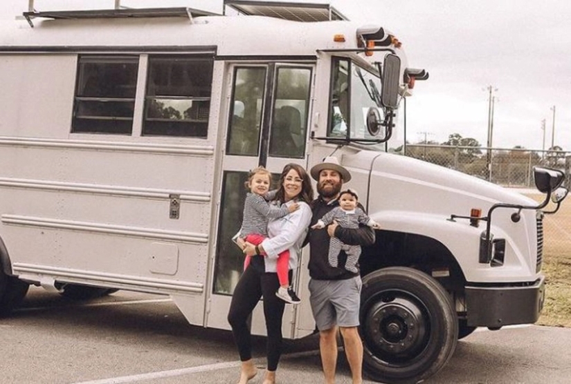 Comfort in exchange for experience: the couple from Florida sold everything and went traveling on the van