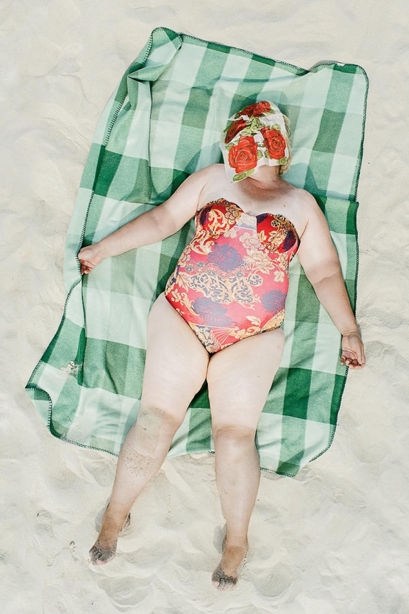 Comfort zone: ordinary holiday-makers in the lens of Tadao Cern