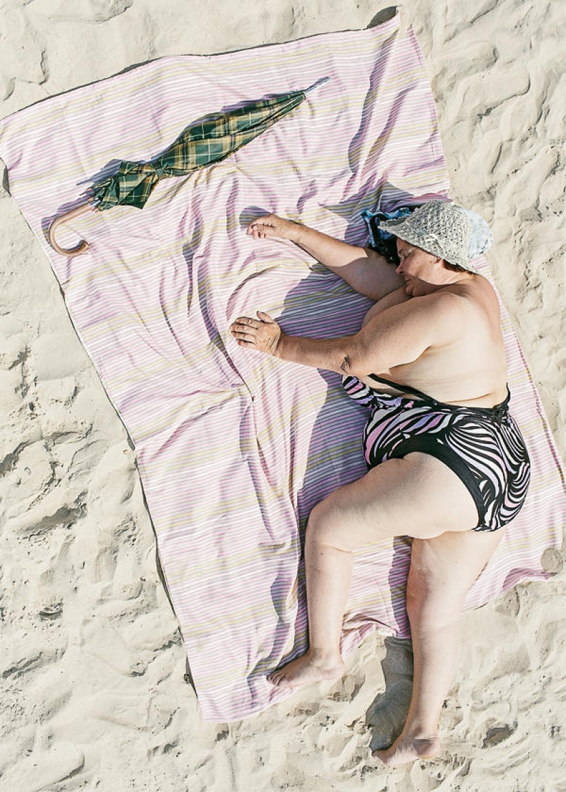 Comfort zone: ordinary holiday-makers in the lens of Tadao Cern