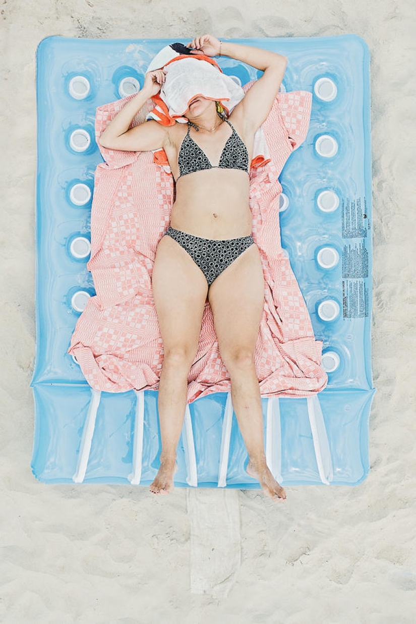 Comfort zone: ordinary holiday-makers in the lens of Tadao Cern
