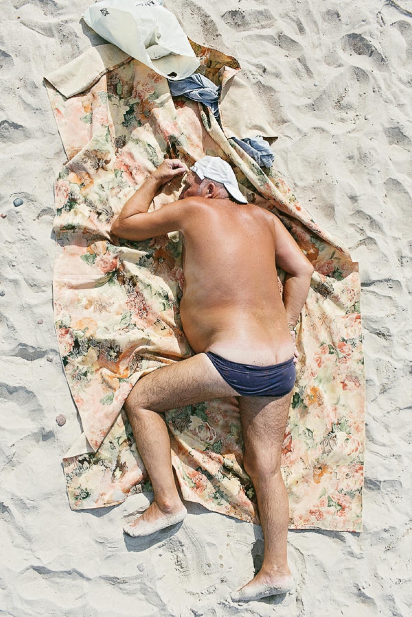 Comfort zone: ordinary holiday-makers in the lens of Tadao Cern