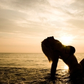 Con este microcupalnik, las chicas esperan un bronceado perfecto y miradas