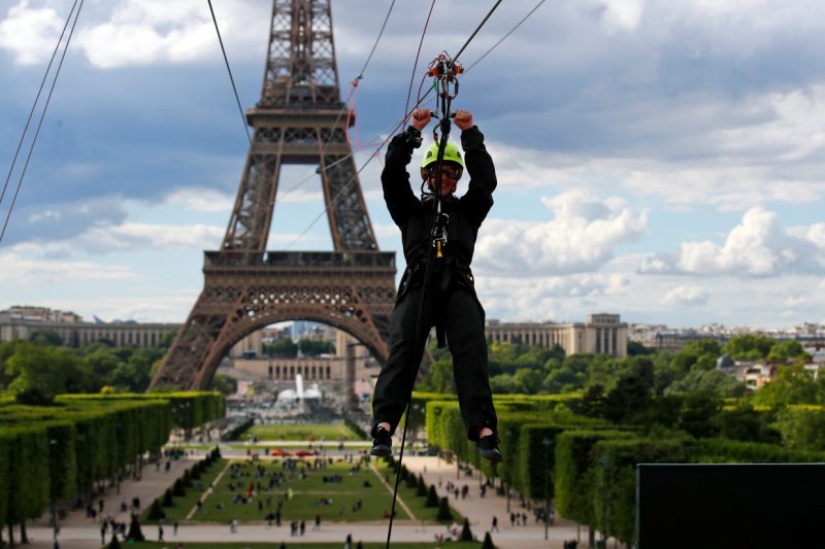 Con una brisa: en París, puede montar en tirolesa desde la Torre Eiffel