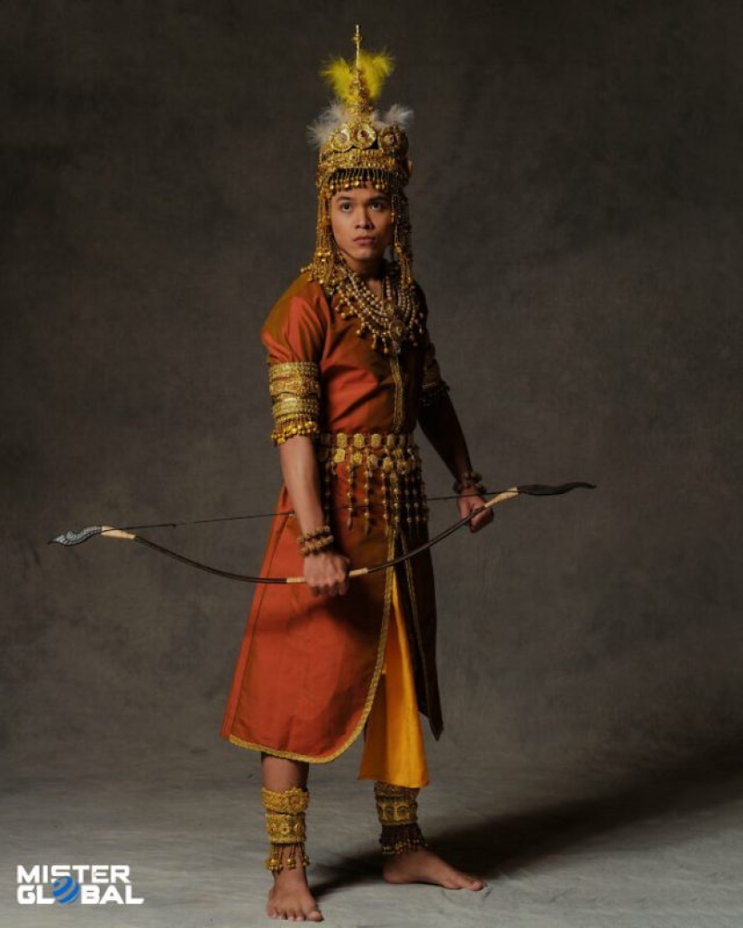 Concursantes de Mister Global 2021 vestidos con trajes típicos y parecen jefes de videojuegos Concursantes de Mister Global 2021 vestidos con trajes típicos y parecen jefes de videojuegos