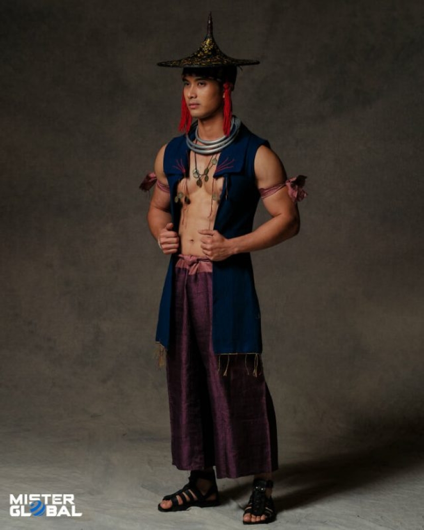 Concursantes de Mister Global 2021 vestidos con trajes típicos y parecen jefes de videojuegos Concursantes de Mister Global 2021 vestidos con trajes típicos y parecen jefes de videojuegos