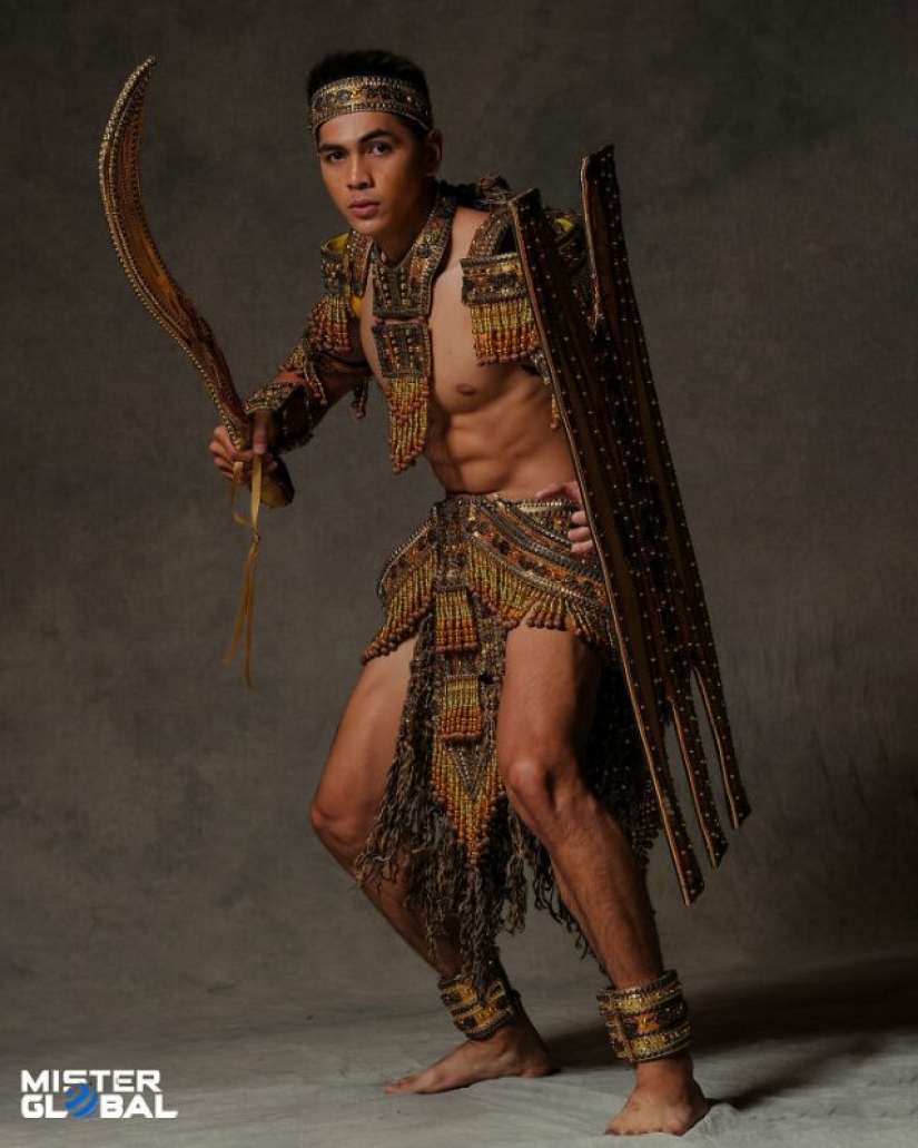 Concursantes de Mister Global 2021 vestidos con trajes típicos y parecen jefes de videojuegos Concursantes de Mister Global 2021 vestidos con trajes típicos y parecen jefes de videojuegos